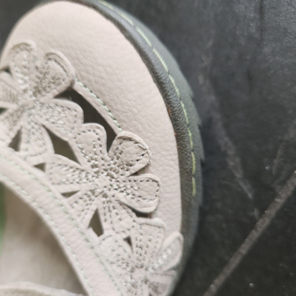 Jambu Cream Flats with Elastic Straps and Rubber Soles - Picture 3 of 4